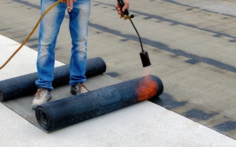 Màng khò bitum chống thấm sàn mái bê tông nhà cấp 4 Màng khò bitum chống thấm sàn mái bê tông nhà cấp 4